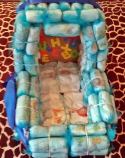 tort de pampers ieftin in forma de cos pentru bebelus