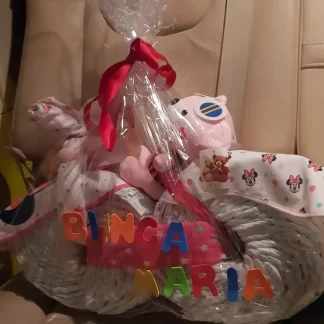 Tort scutece pampers fata cu hainute si jucarie