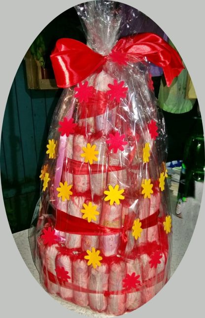 Tort ieftin de scutece cu funda mare rosie si stelute. Ideal pentru fete