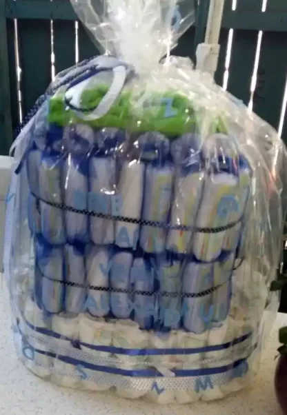 Tort ieftin de scutece pampers simplu si elegant pentru baiat